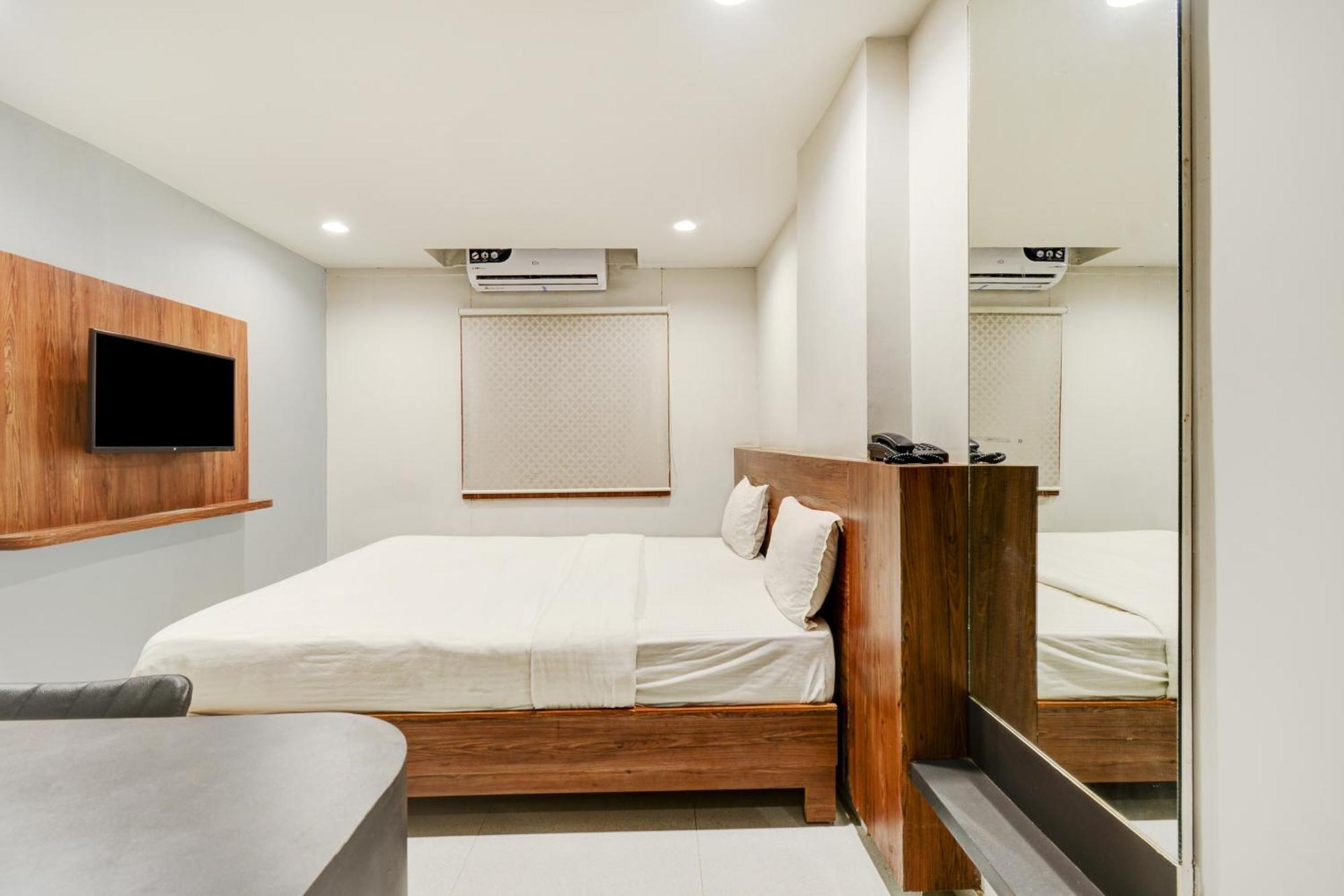 Hotel Desert Inn Tharad Extérieur photo