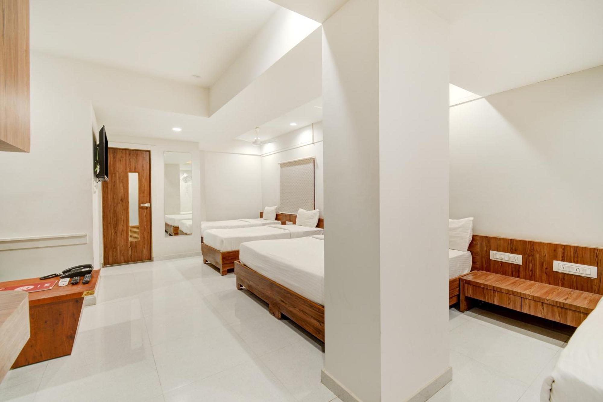 Hotel Desert Inn Tharad Extérieur photo