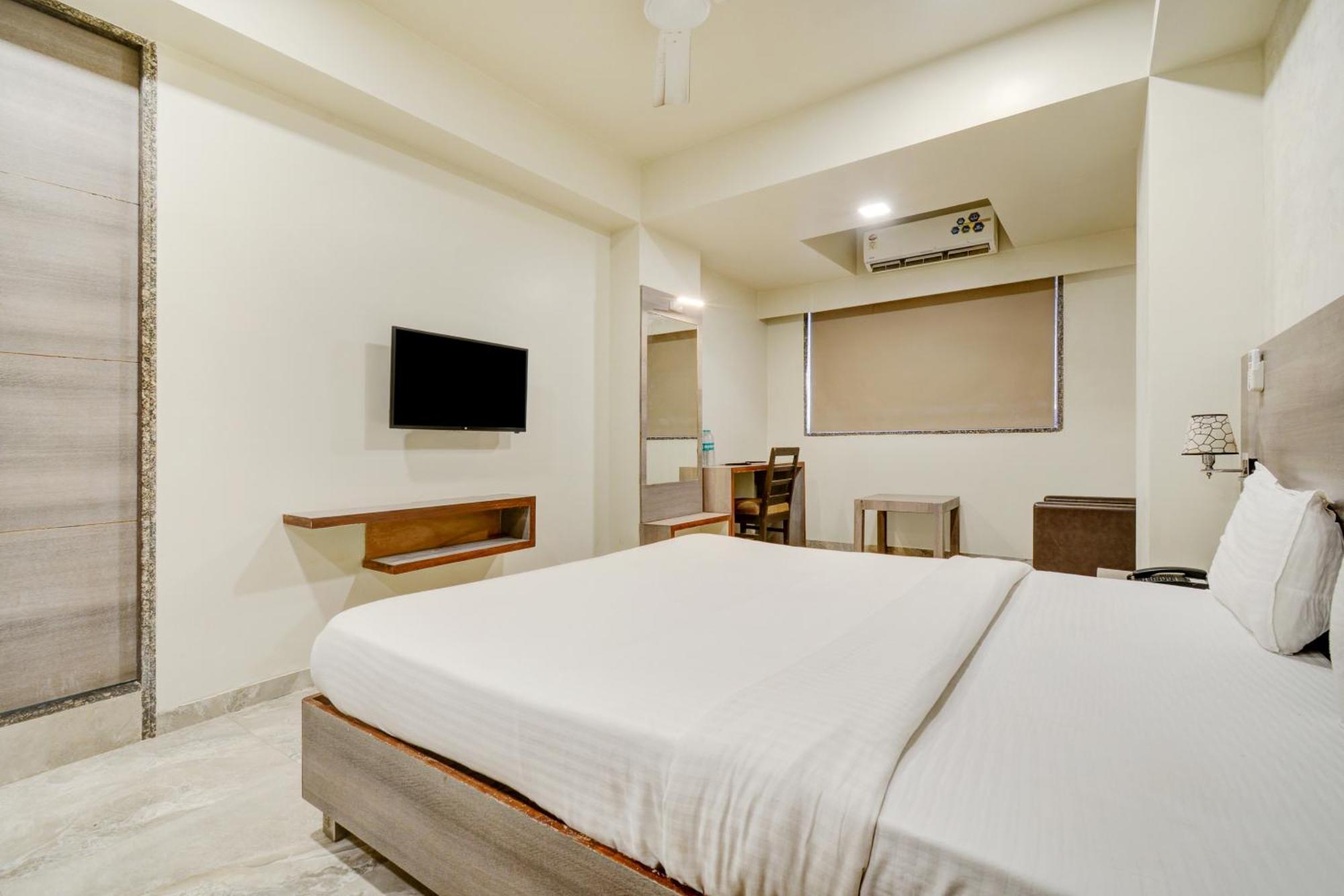 Hotel Desert Inn Tharad Extérieur photo