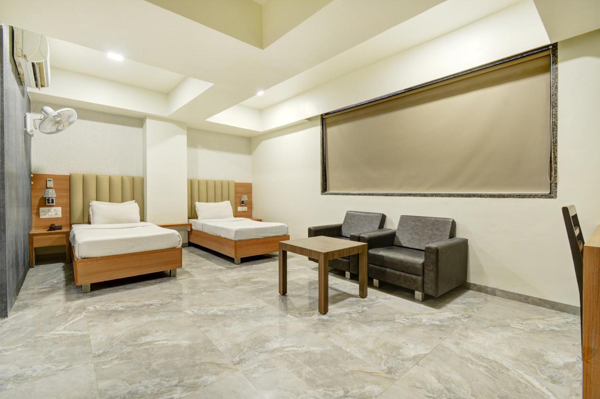 Hotel Desert Inn Tharad Extérieur photo