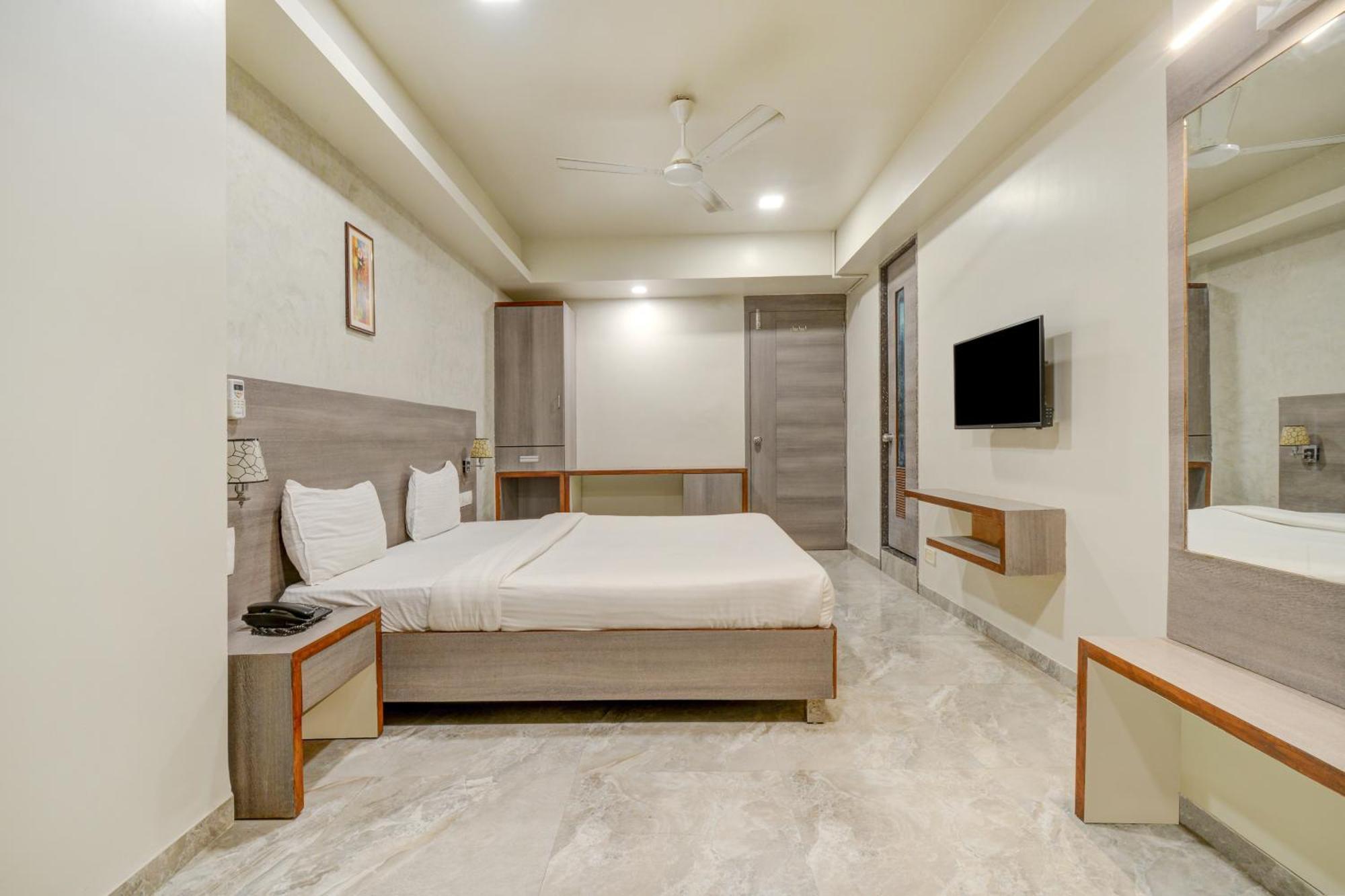 Hotel Desert Inn Tharad Extérieur photo
