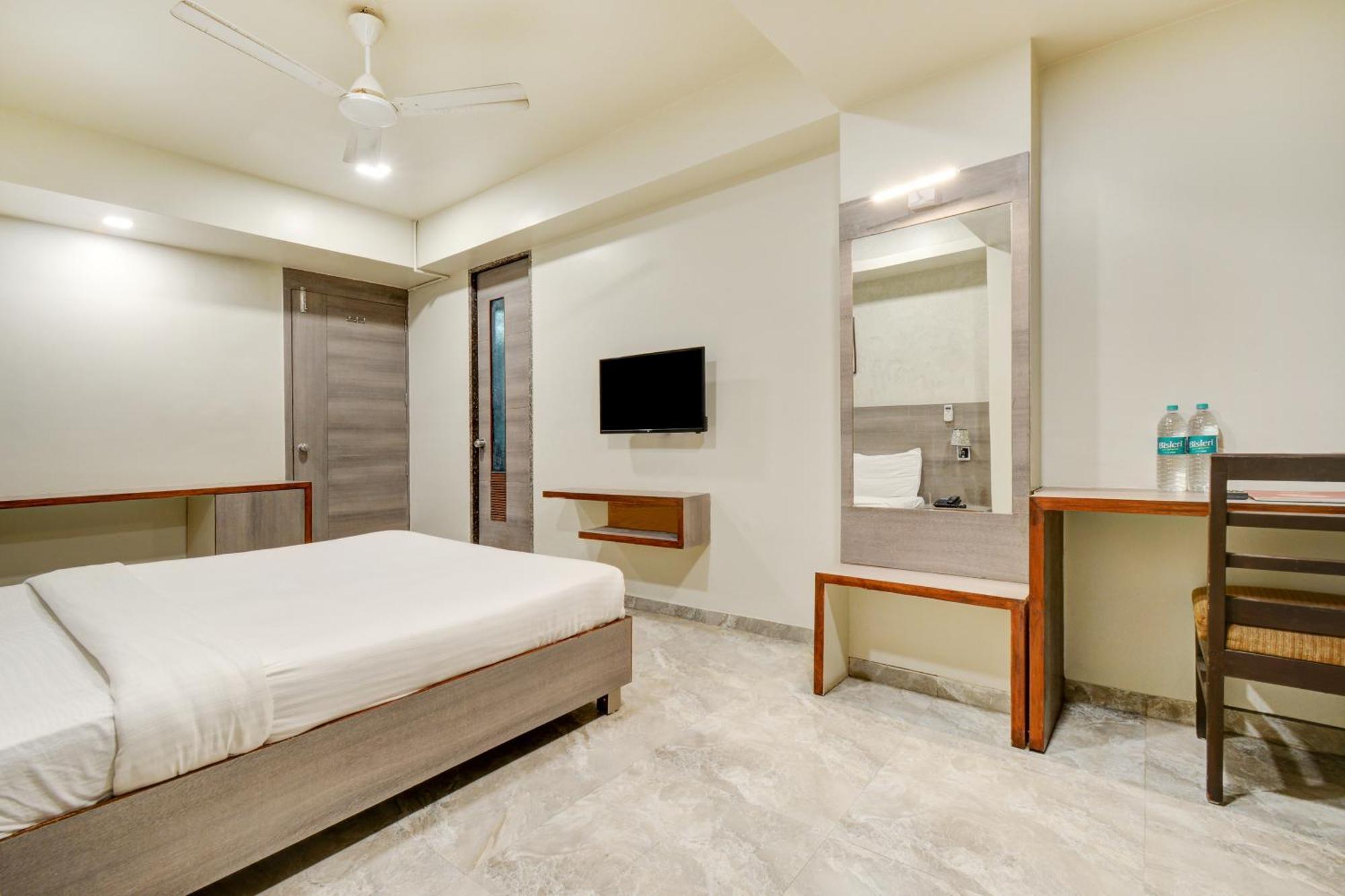 Hotel Desert Inn Tharad Extérieur photo