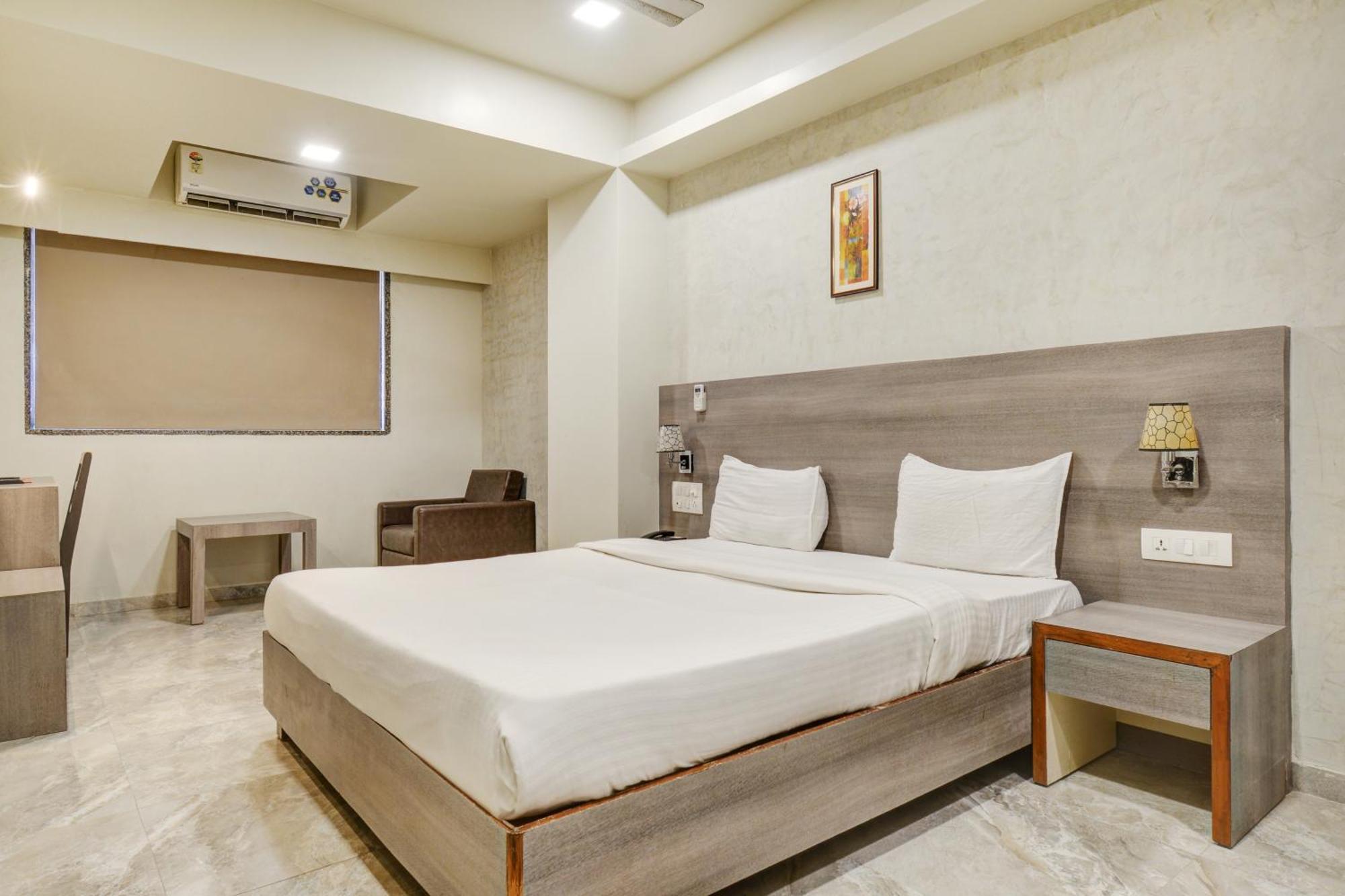 Hotel Desert Inn Tharad Extérieur photo