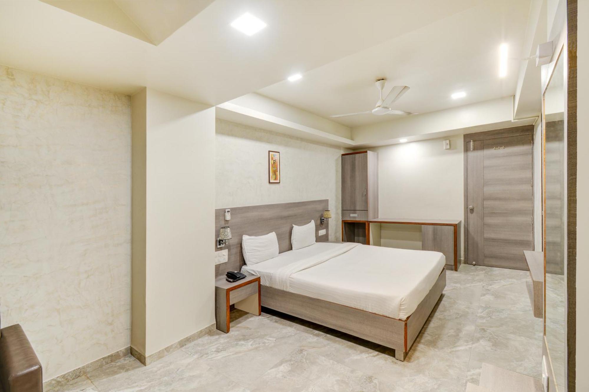 Hotel Desert Inn Tharad Extérieur photo