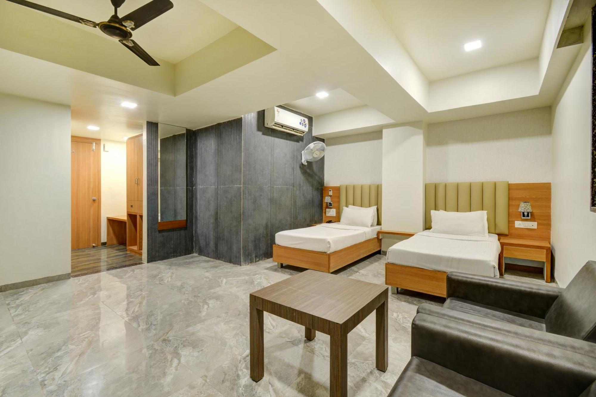 Hotel Desert Inn Tharad Extérieur photo
