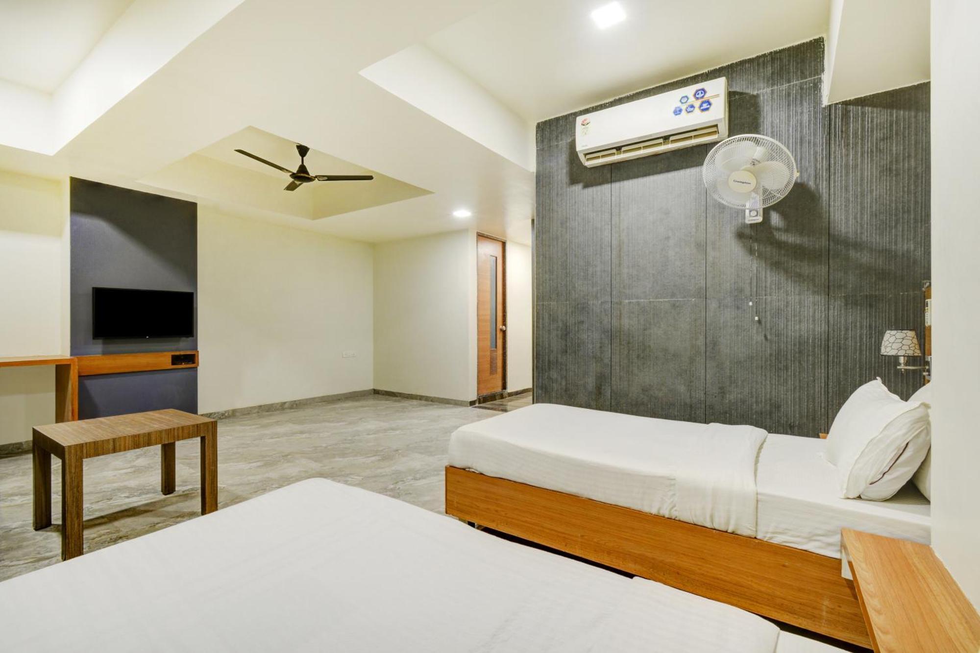 Hotel Desert Inn Tharad Extérieur photo
