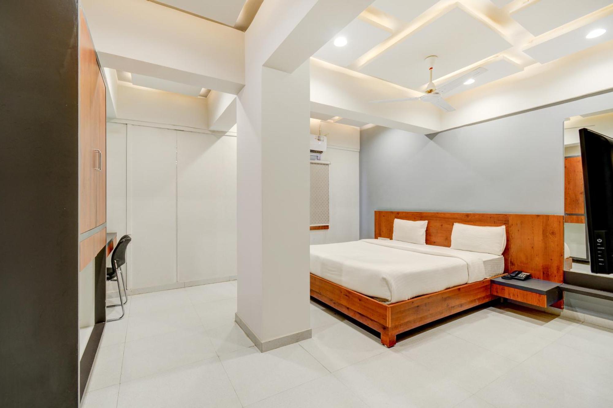 Hotel Desert Inn Tharad Extérieur photo