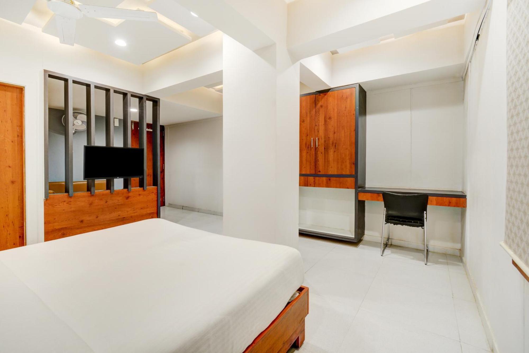 Hotel Desert Inn Tharad Extérieur photo