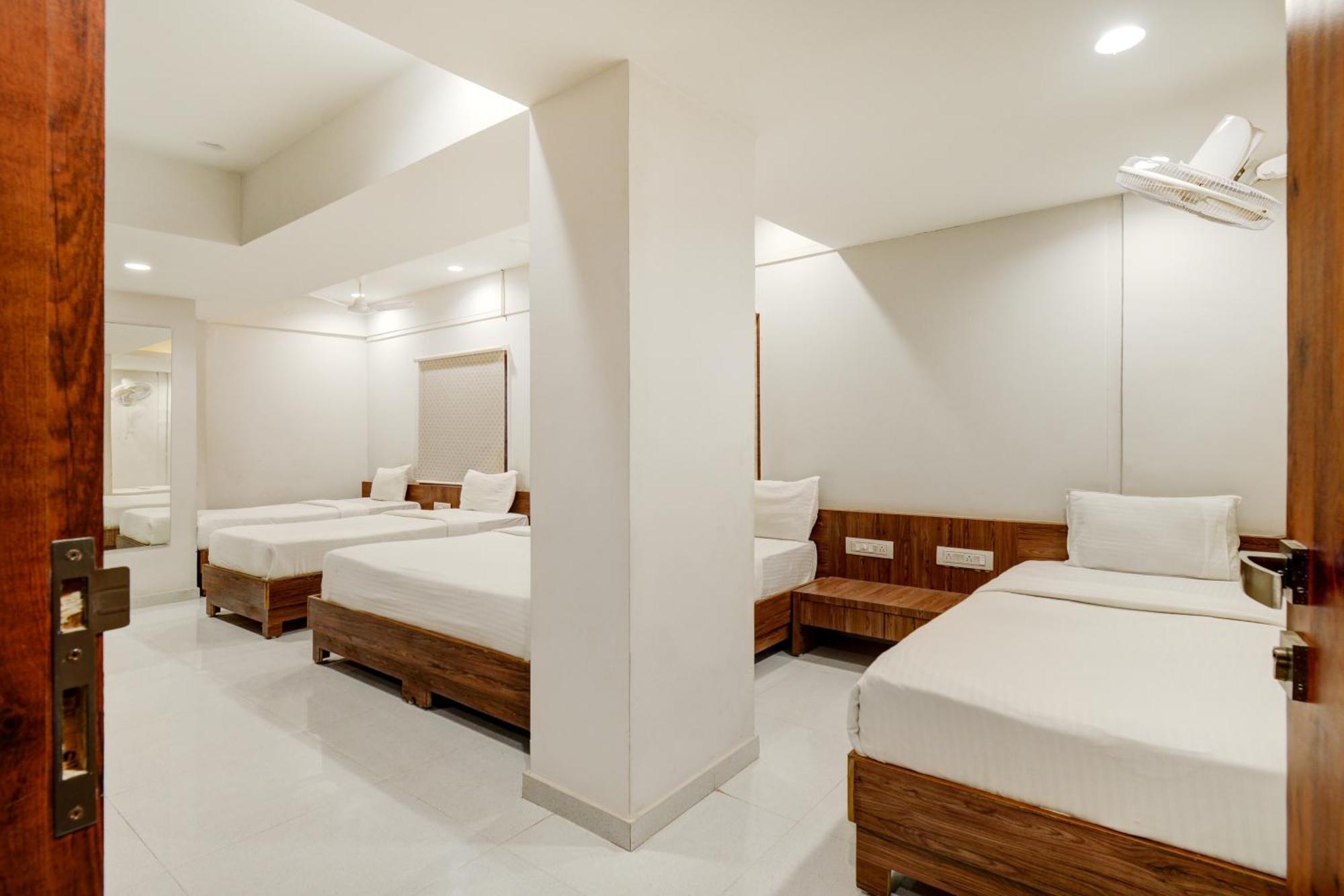 Hotel Desert Inn Tharad Extérieur photo