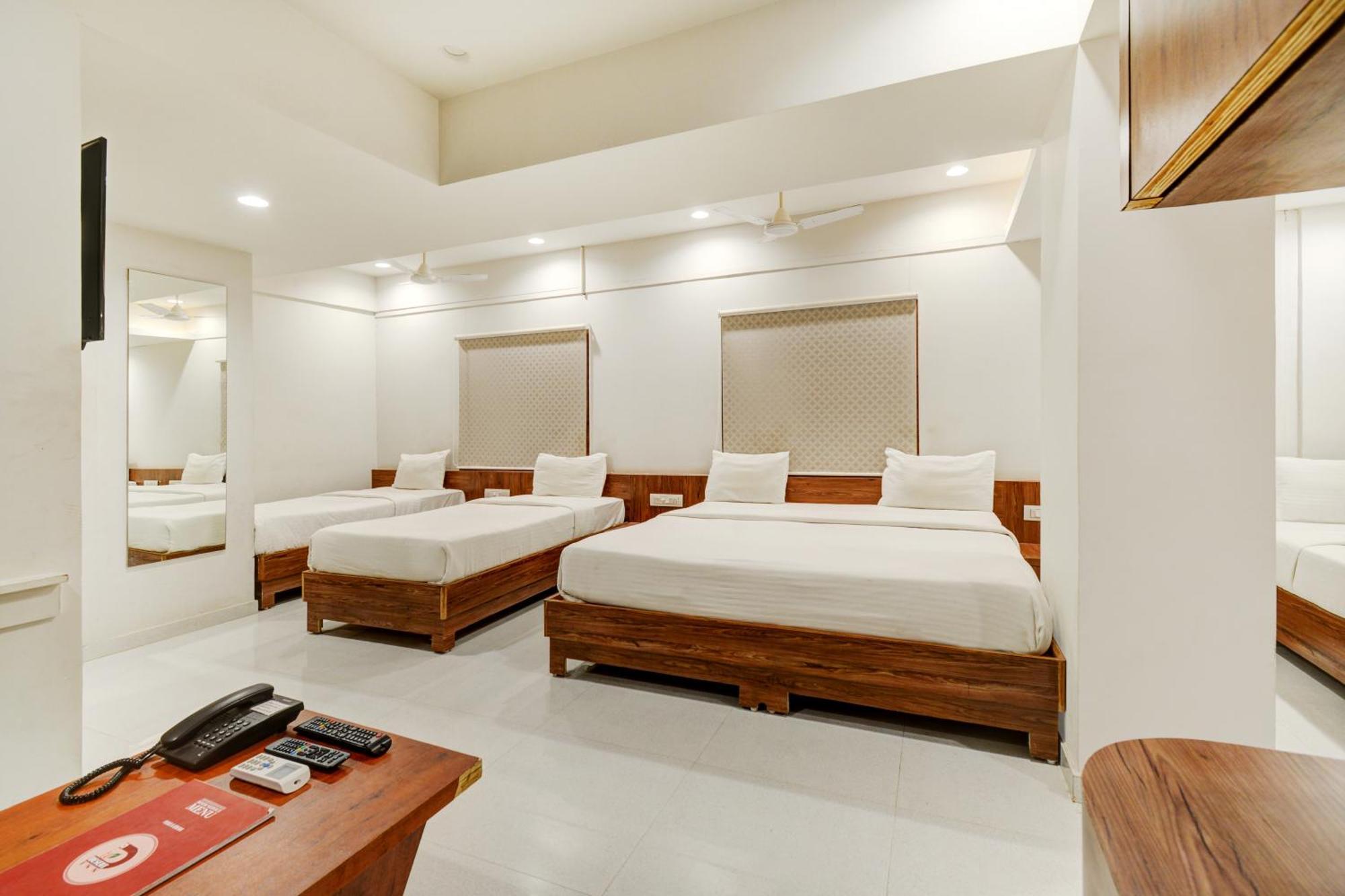 Hotel Desert Inn Tharad Extérieur photo