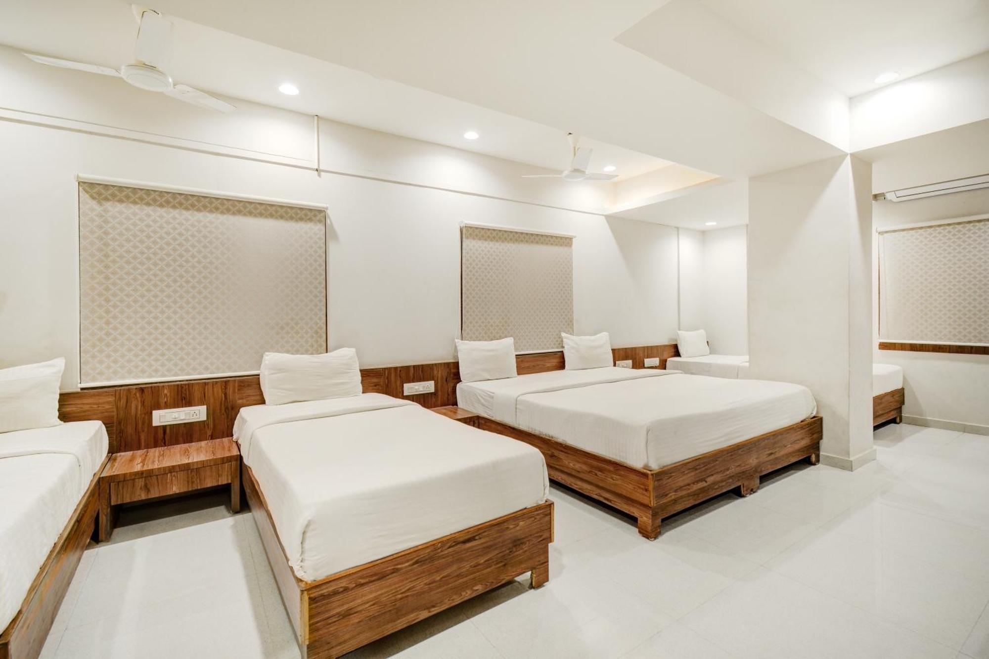 Hotel Desert Inn Tharad Extérieur photo