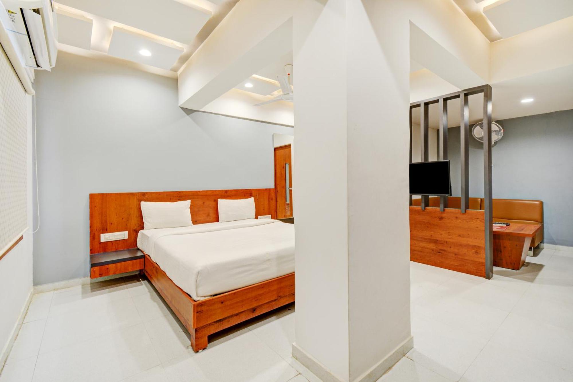 Hotel Desert Inn Tharad Extérieur photo
