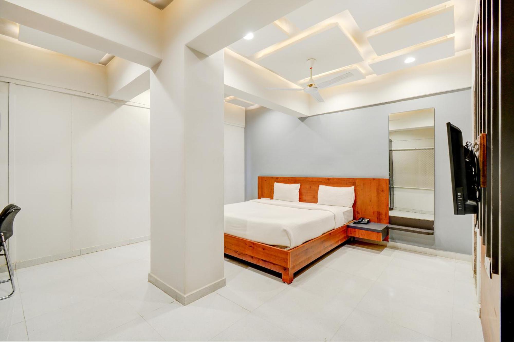 Hotel Desert Inn Tharad Extérieur photo