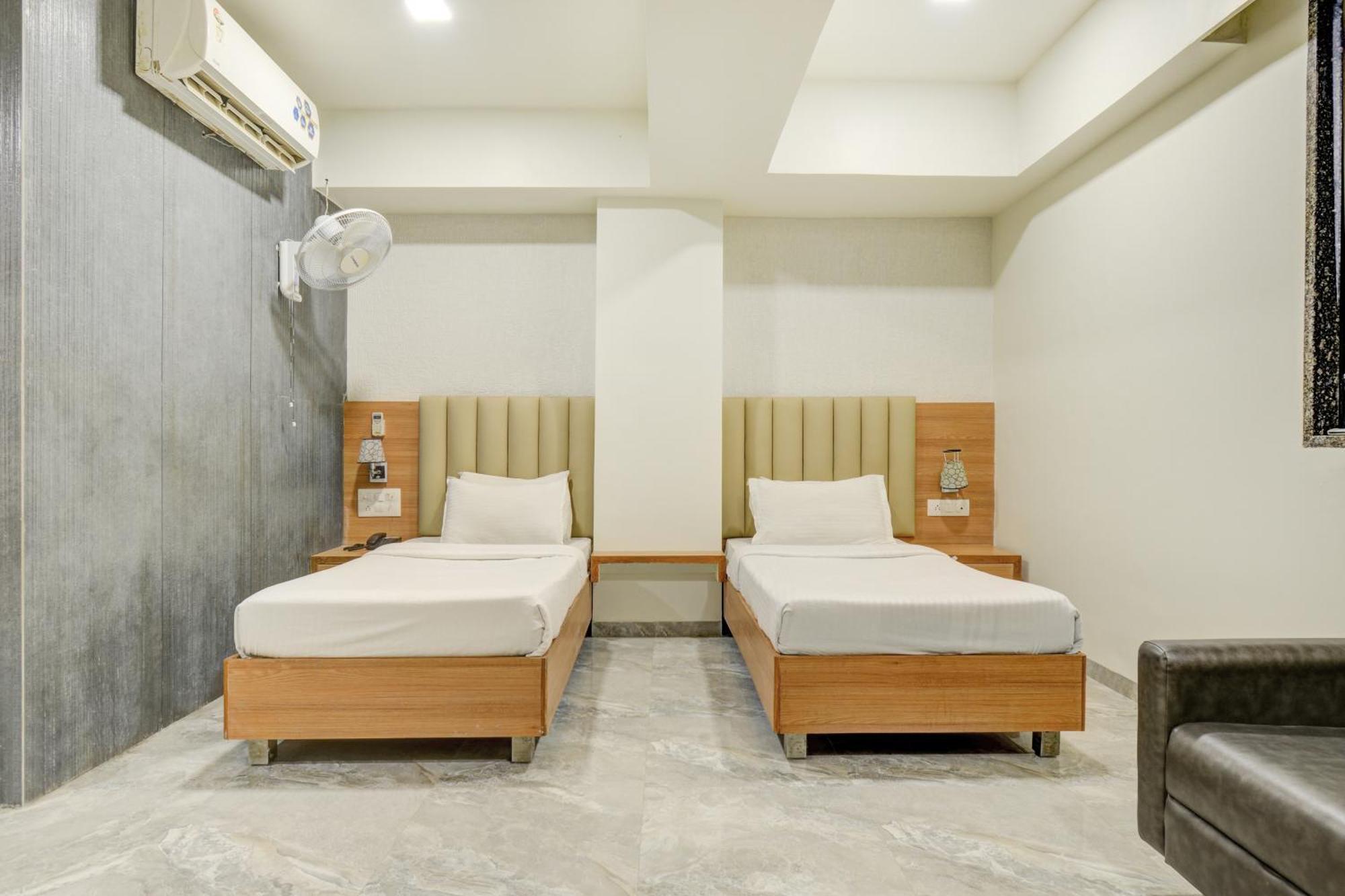 Hotel Desert Inn Tharad Extérieur photo