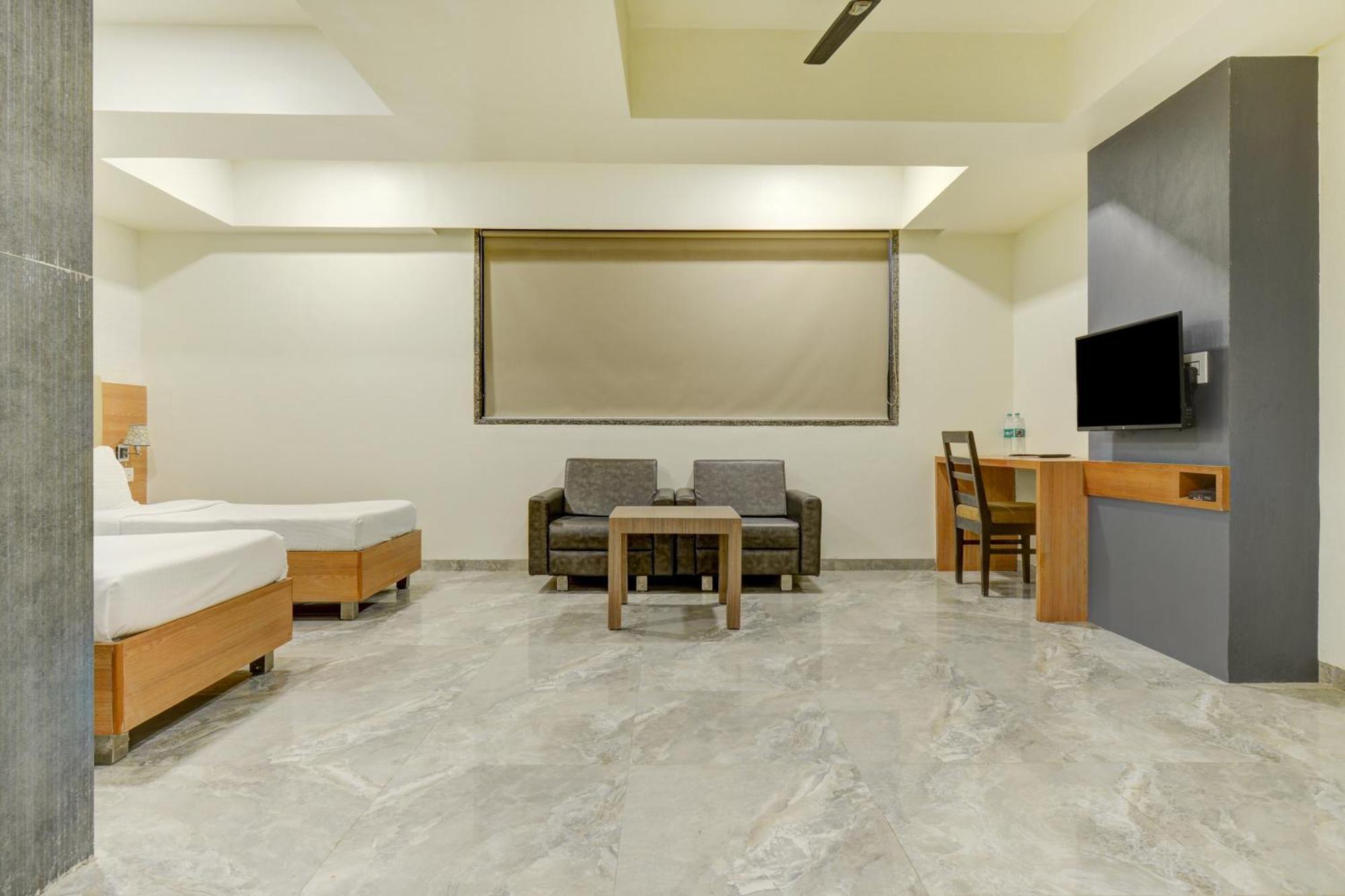 Hotel Desert Inn Tharad Extérieur photo