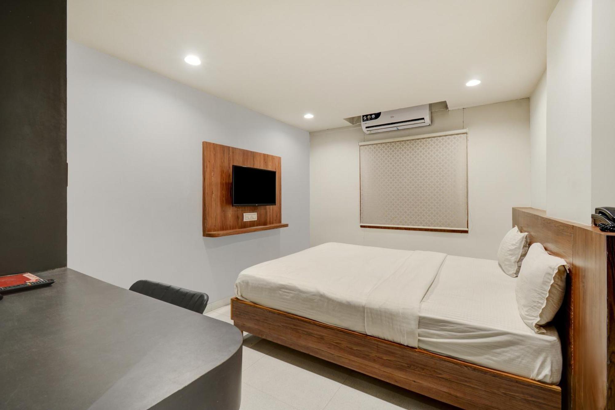 Hotel Desert Inn Tharad Extérieur photo