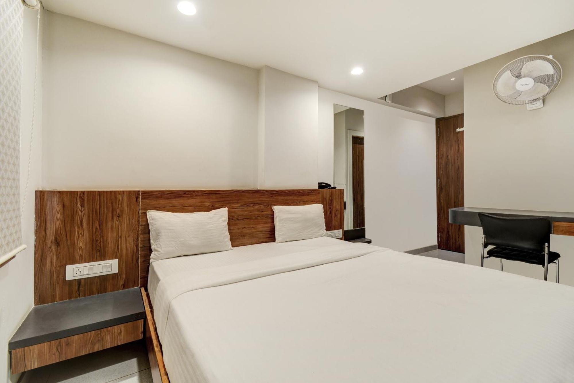 Hotel Desert Inn Tharad Extérieur photo