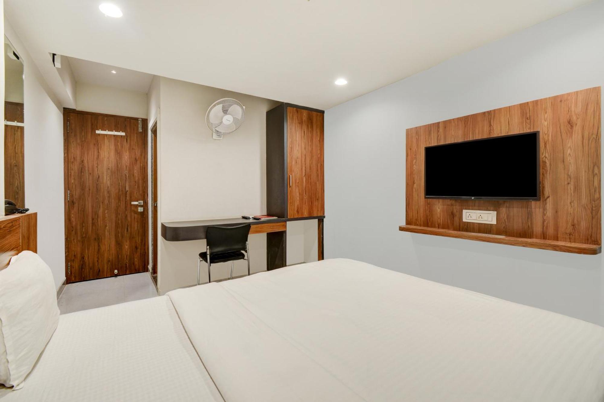 Hotel Desert Inn Tharad Extérieur photo
